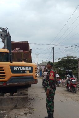 Babinsa Koramil 1311-09 Bahodopi Bersama Pemdes Fatufia Bersihkan Lingkungan 