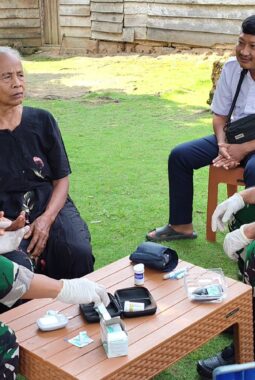 Wujud Kemanunggalan TNI, Yonif TP 825/GYS Gelar Pemeriksaan Kesehatan Gratis