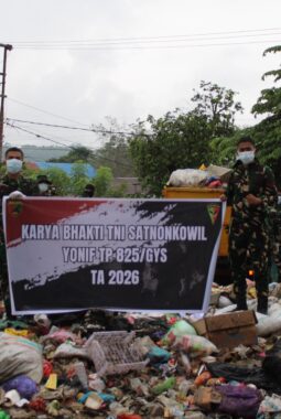 Gelar Karya Bakti,Yonif 825 / GYS  Bersihkan Sampah di Pasar Beteleme