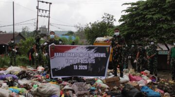 Gelar Karya Bakti,Yonif 825 / GYS Bersihkan Sampah di Pasar Beteleme