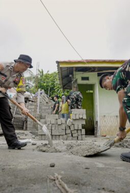 Sinergitas TNI-Polri dan Masyarakat Percepat Pembangunan MCK Masjid Quba dalam TMMD Ke-129 Kodim 1311/Morowali