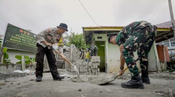 Sinergitas TNI-Polri dan Masyarakat Percepat Pembangunan MCK Masjid Quba dalam TMMD Ke-129 Kodim 1311/Morowali