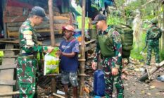 Satgas Yonif 123/Rajawali Salurkan Bantuan Sembako kepada Warga Kampung Emnam