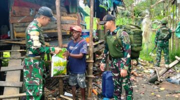 Satgas Yonif 123/Rajawali Salurkan Bantuan Sembako kepada Warga Kampung Emnam
