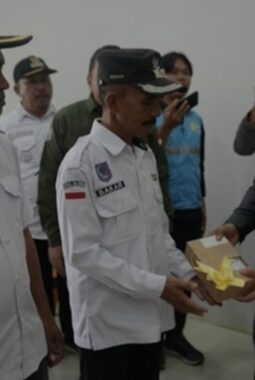Bupati Morowali Serahkan Meteran Listrik, Tahap Pertama untuk Lima Desa di Sombori Kepulauan