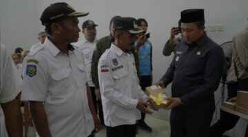 Bupati Morowali Serahkan Meteran Listrik, Tahap Pertama untuk Lima Desa di Sombori Kepulauan