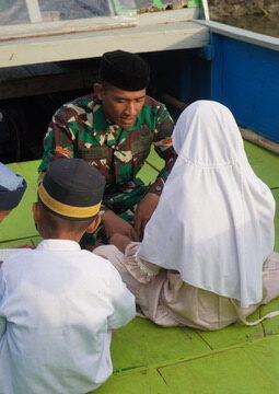 Manfaatkan Waktu Luang,Prada Jefrin Mengajar Mengaji Anak-anak di Lokasi TMMD Ke-129 Kodim 1311/Morowali