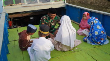Manfaatkan Waktu Luang,Prada Jefrin Mengajar Mengaji Anak-anak di Lokasi TMMD Ke-129 Kodim 1311/Morowali