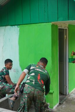 Pengecatan Dinding MCK SDN Desa Pulau Dua, Bukti Nyata Kinerja Satgas TMMD