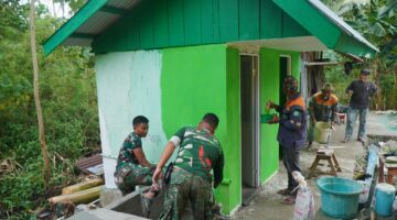 Pengecatan Dinding MCK SDN Desa Pulau Dua, Bukti Nyata Kinerja Satgas TMMD