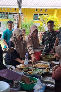 Guru SDN Umbele Siapkan Jamuan Makan sebagai Bentuk Terima Kasih kepada Satgas TMMD Ke-129