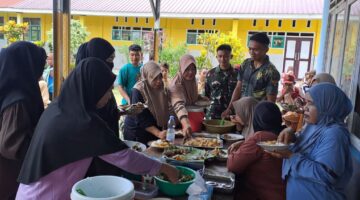 Guru SDN Umbele Siapkan Jamuan Makan sebagai Bentuk Terima Kasih kepada Satgas TMMD Ke-129