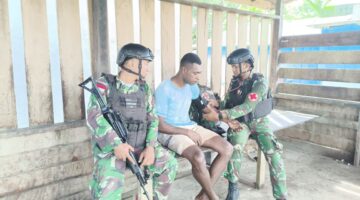 Satgas Pamtas RI-PNG PNG Kewilayahan Yonif 410 Alugoro, Memberikan  Pelayanan Kesehatan di Kampung Aroba  