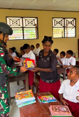 Satgas Yonif 410 Alugoro,  Tananamkan Semangat Cinta Tanah Air Sejak Dini kepada  Anak-anak di Perbatasan 