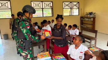 Satgas Yonif 410 Alugoro,  Tananamkan Semangat Cinta Tanah Air Sejak Dini kepada  Anak-anak di Perbatasan 