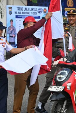 Kesbangpol Morowali Bagikan Bendera Merah Putih, Jelang HUT ke-81 RI