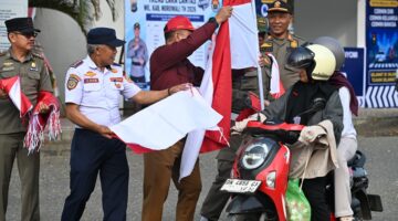 Kesbangpol Morowali Bagikan Bendera Merah Putih, Jelang HUT ke-81 RI