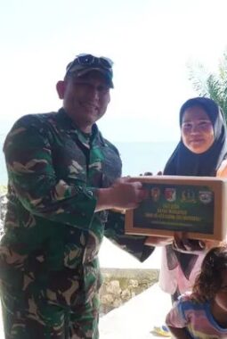 Wairjenad  Serahkan Paket Makanan Bergizi kepada Warga Umbele 