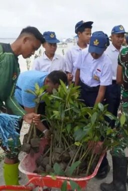 Program Kasad”Bersatu dengan Alam” Satgas TMMD Ke-129 Tanam 1.000 Mangrove di Pantai Umbele 