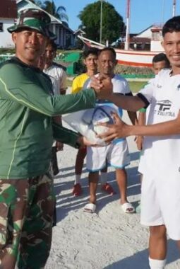Personel Satgas TMMD Ke-129,Serahkan Bantuan Bola Kaki kepada Karang Taruna Desa Umbele