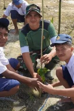 Perduli Lingkungan, Satgas  TMMD Ke-129 Bersama Siswa SMPN 2 Umbele Tanam Mangrove 