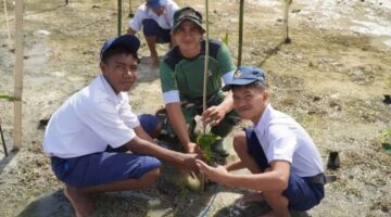 Perduli Lingkungan, Satgas  TMMD Ke-129 Bersama Siswa SMPN 2 Umbele Tanam Mangrove 