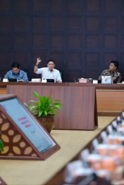 Seskab Hadiri Rapat  Pleno Persiapan  Hut RI ke-81 