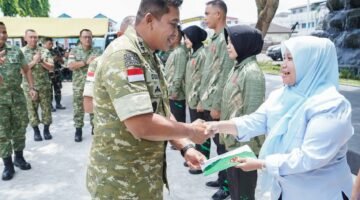 Bersama Prajurit dan PNS, Pangdam XV/Pattimura Tekankan Kebersamaan dan Prestasi