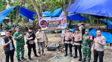 Personel Gabungan Polres ,Kodim 1311 Morowali serta Pemerintah Desa Bahomakmur Gerebek Judi Sabung Ayam