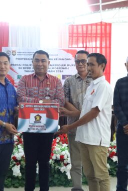Pemda Morowali Serahkan Bantuan Keuangan kepada 10 Partai Politik 