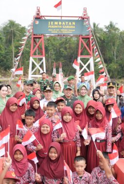 Bupati Iksan Apresiasi TNI Bangun Jembatan Perintis Garuda di Desa Ipi