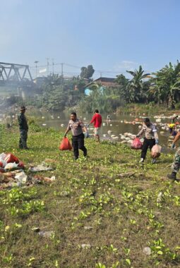 TNI-Polri dan Masyarakat Bersinergi Jaga Kebersihan Lingkungan