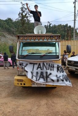 Kecewa, Warga Simbatu Segel Kantor PT Trinusa / Oti Ea Abadi 