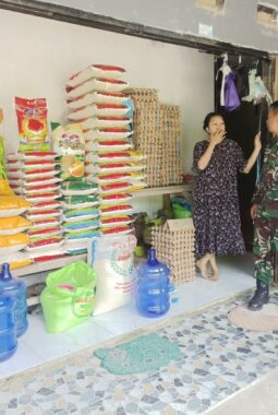 Jaga Stabilitas Harga Sembako,Babinsa Bahodopi Cek Ketersediaan Kebutuhan Pokok di Desa Labota