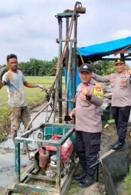 Tak Hanya Menjaga Kamtibmas, Polsek Bumi Raya Polres Morowali Turun Bantu Petani