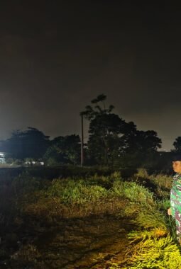Polsek Dan Koramil Bahodopi Padamkan Api Akibat Kebakaran Lahan Kosong