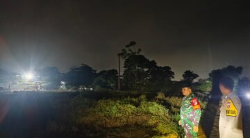 Polsek Dan Koramil Bahodopi Padamkan Api Akibat Kebakaran Lahan Kosong