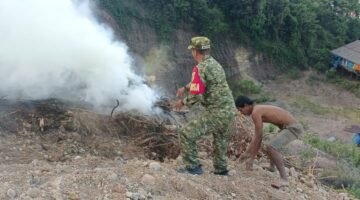 Gerak Cepat, Babinsa Koramil 1311-09/Bahodopi Padamkan Kebakaran Lahan Kosong di Desa Labota