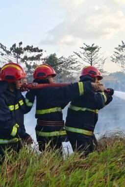 Lagi, Personil Koramil Bahodopi Bersama Warga dan Security PT MSS Padamkan Kebakaran Lahan 