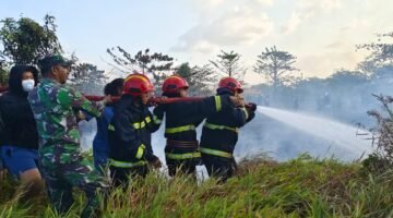 Lagi, Personil Koramil Bahodopi Bersama Warga dan Security PT MSS Padamkan Kebakaran Lahan 