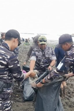 Memperingati Hut TNI AL Ke-81, Personel Pos TNI AL Bahodopi Bersihkan Sampah di Pantai Fatufia 