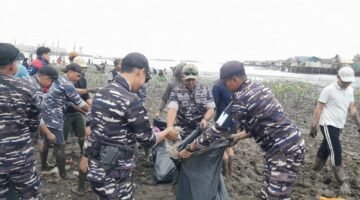 Memperingati Hut TNI AL Ke-81, Personel Pos TNI AL Bahodopi Bersihkan Sampah di Pantai Fatufia 