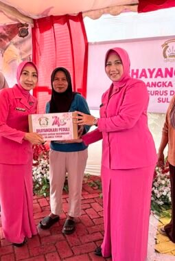 Ketua Bhayangkari Sulteng Bagikan 100 Paket Sembako untuk Warga Bungku Tengah