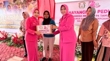 Ketua Bhayangkari Sulteng Bagikan 100 Paket Sembako untuk Warga Bungku Tengah