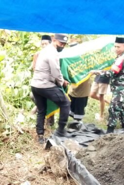 Bhabinkamtibmas Polsek Bungku Tengah Sambangi Rumah Duka, Sampaikan Imbauan Jaga Keselamatan Anak 
