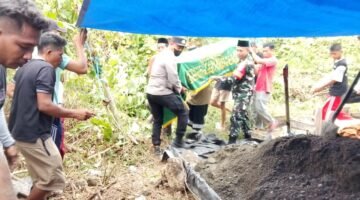 Bhabinkamtibmas Polsek Bungku Tengah Sambangi Rumah Duka, Sampaikan Imbauan Jaga Keselamatan Anak 