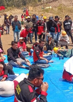 Ratusan Buruh FSPIM Demo PT Hengjaya Mineralindo