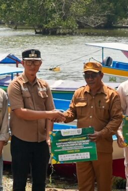 Perkuat Ekonomi Pesisir, IMIP Salurkan 6 Unit Kapal Nelayan