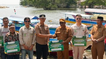 Perkuat Ekonomi Pesisir, IMIP Salurkan 6 Unit Kapal Nelayan