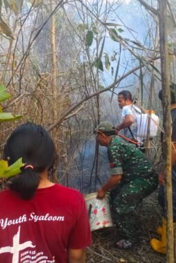 Sigap! Babinsa Bahodopi Bantu  Padamkan Kebakaran Lahan  